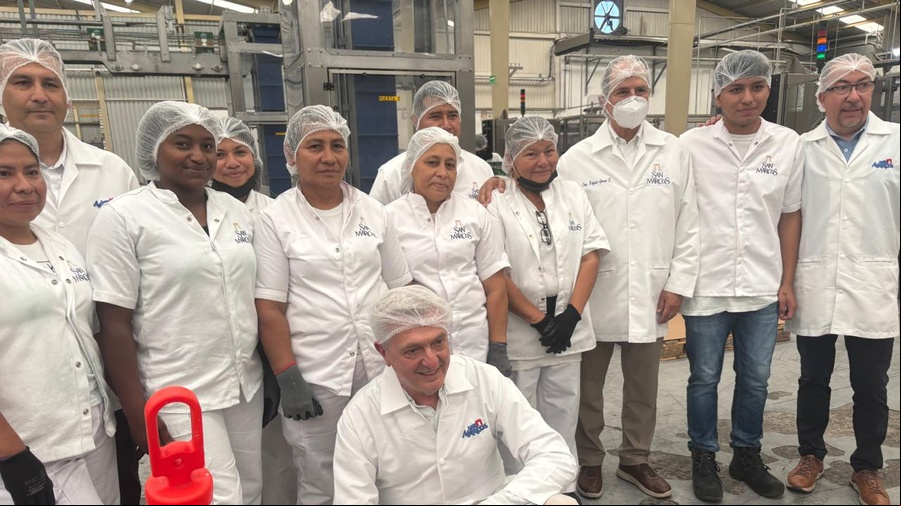 Foto de grupo del Alto Comisionado con trabajadores y trabajadores de la planta lechera.